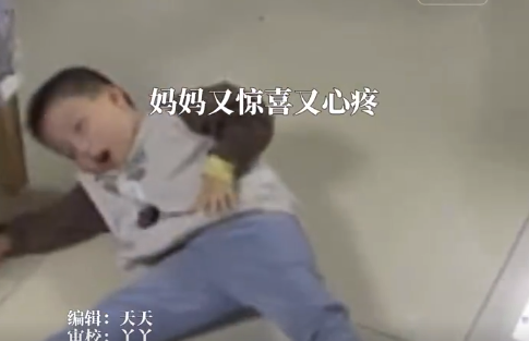 5岁男孩患病从小瘫痪突然站立 母亲回应