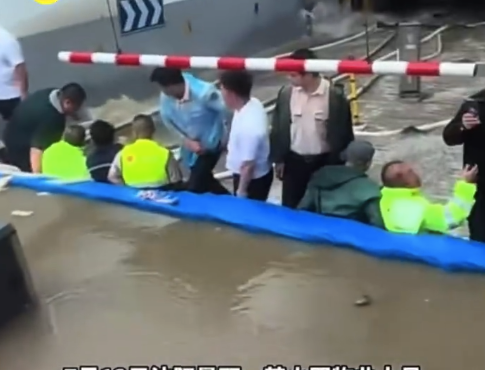 以我之躯，保你财产无虞！沈阳暴雨物业组人墙为地库挡水 