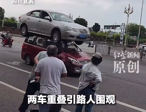 两辆车路中重叠引关注 网友质疑是摆拍 当地警方：系运输意外，并非摆拍 知情者：为方便拖车才抬起叠放