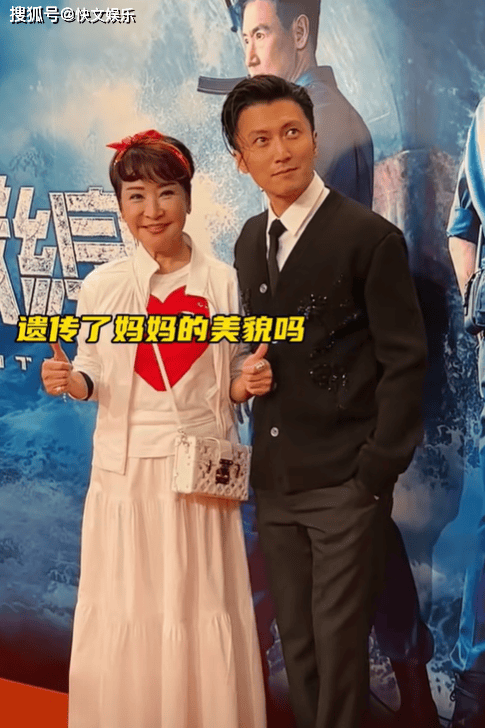 44岁谢霆锋和妈妈罕见同框！73岁狄波拉状态年轻，母子合影似姐弟
