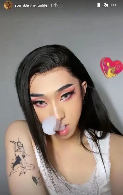 伊能静儿子男扮女装 穿白色蕾丝吊带比女生还妩媚