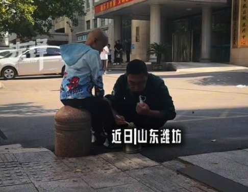 儿子患罕见病医生父亲咬牙花费百万：只要能让孩子活下去，都会去努力