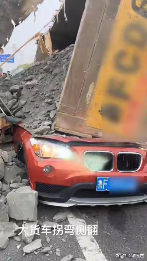 山东烟台渣土车压垮轿车 事故致1死1伤