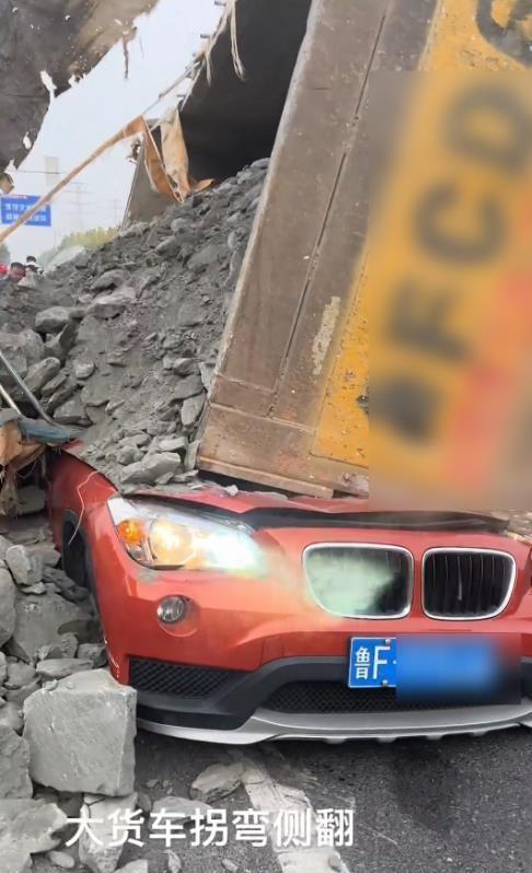 烟台宝马遭渣土车碾压 城市安全问题再引关注