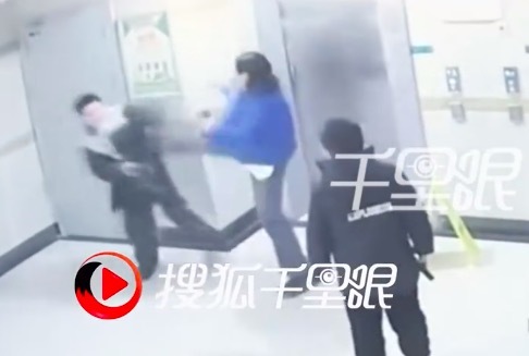 家长帮娃出头狂殴男孩还扇脸击头 被打孩子家长：绝不和解