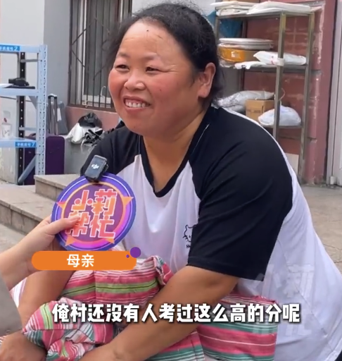 父母带自制棉花被送儿子入学 男孩：希望通过自己的努力，让父母以后能轻松一些