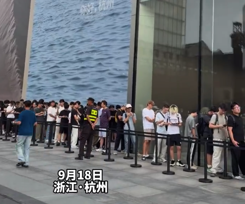 西湖苹果店大排长队 一早就有不少人在排队等待取新机