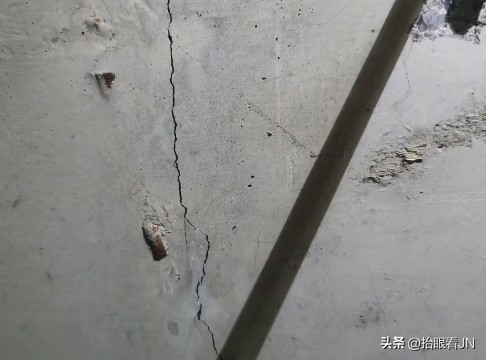 偷换防水材料，楼顶裂缝漏水不断，济南仁恒奥体公园世纪新房竟是这样。