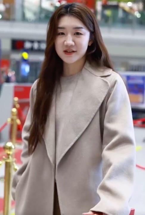 陈梦动身米兰参与时装周 长发大衣气质超好