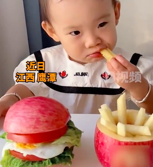 夫妻用苹果给女儿做薯条汉堡套餐 网友:但凡有幼稚园文凭...
