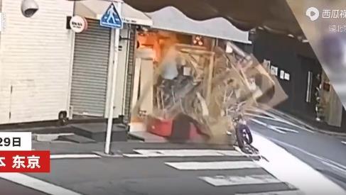 日本东京一餐馆发生爆炸，店内人员惊慌逃离