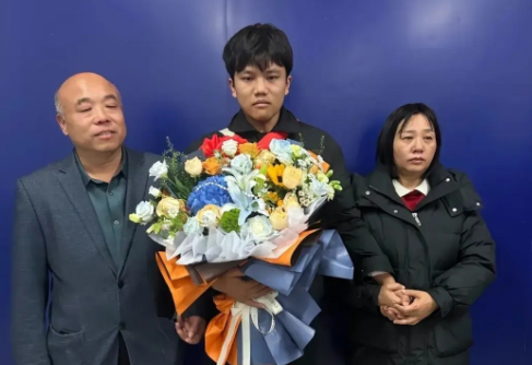 亿万富豪与丢失25年的儿子相拥哭泣 郭刚堂谈解克锋寻子成功