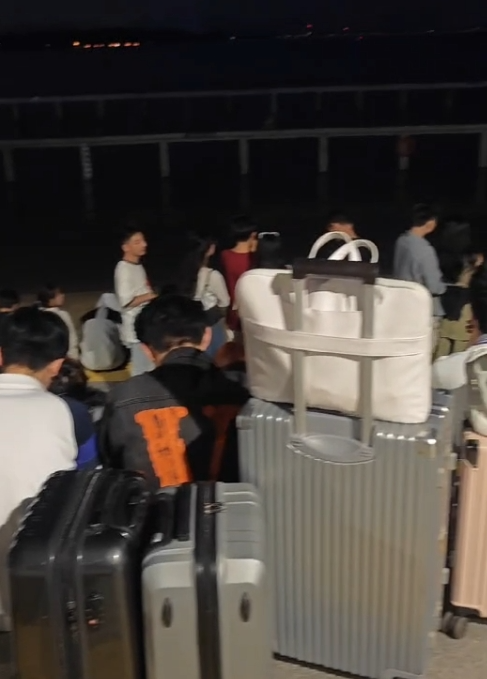凌晨4點(diǎn)半武漢東湖凌波門(mén)人山人海