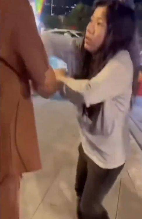 警方回应女子持刀被壮汉制服 现场情况危急引发关注