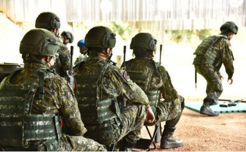 台军士兵深夜翻墙逃跑 服役不满一月即逃逸