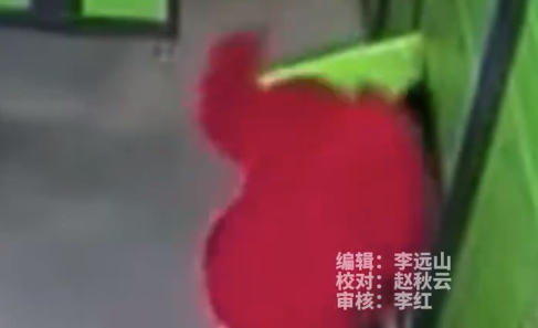 紧急时刻消防员都会伸出援手！熊孩子钻快递柜幸得消防员救助