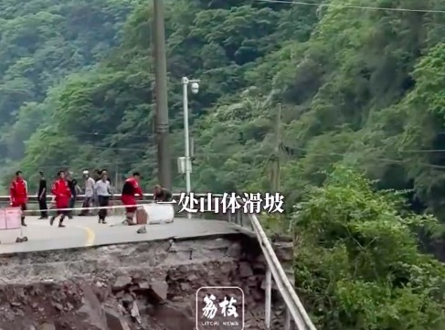 记者步行2小时进入石门洪灾区 石门受灾村庄道路垮塌圆木搭桥转移