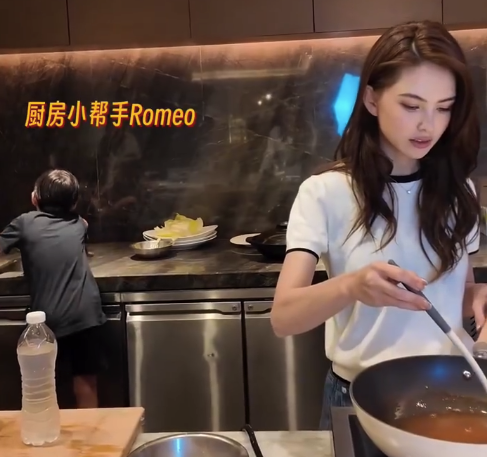 昆凌做菜儿子帮忙备菜周杰伦试吃，幸福满满！