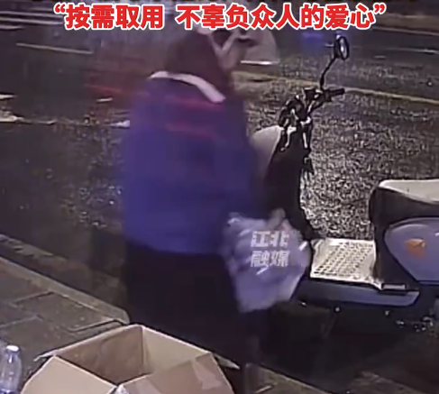女子欲整箱搬走爱心冰箱矿泉水被制止 老板回应