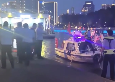 “天津之眼”摩天轮附近2人落水，知情人称系游客，已打捞上岸具体伤亡未知