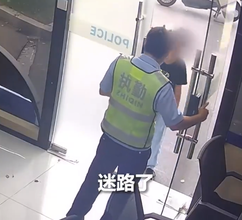 少年交警岗亭求助安全意识满分，为暖心交警点赞！