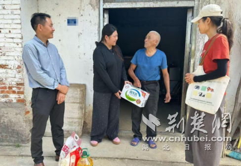 慰问困难群众。通讯员供图