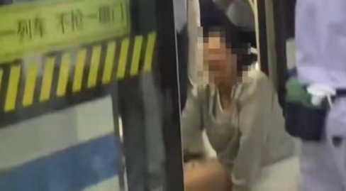 一女子掉入地铁被卡站台缝隙，上海地铁回应