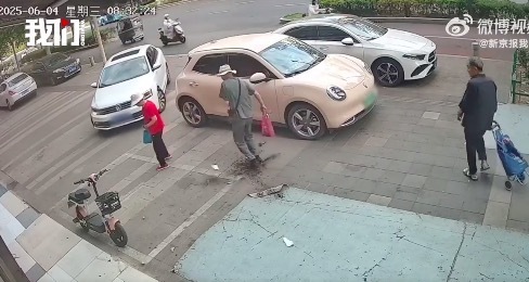 小區(qū)天降花盆砸在過(guò)路老人腳邊 老人迅速躲避逃過(guò)一劫
