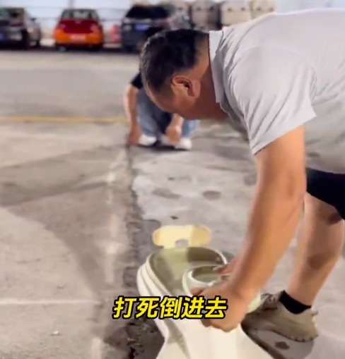教练用扭扭车教学侧方停车 网友：教练属实是没招了！