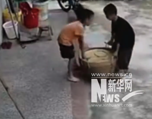 两兄弟暴雨前将粮食搬回屋 家长回应