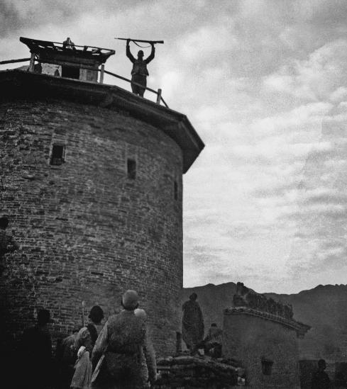 罕见的近距离交锋照片：5名日军攻击我坦克，4名战士与敌大炮对峙