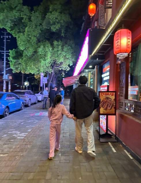 伊能静秦昊参加女儿学校活动 一家三口温馨互动