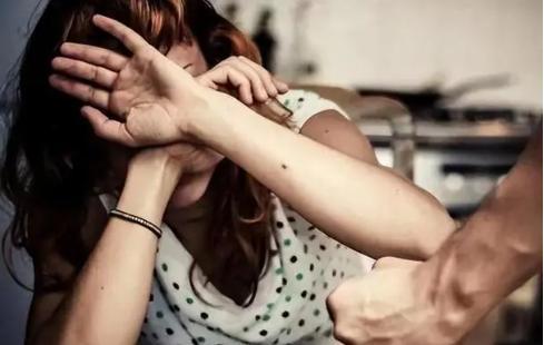 患精神病女子遭强奸被儿子目击 悲剧背后的冷漠与罪行