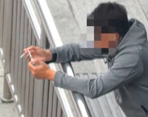 地铁出入口成吸烟高发区 男子地铁扶梯上点烟被举报