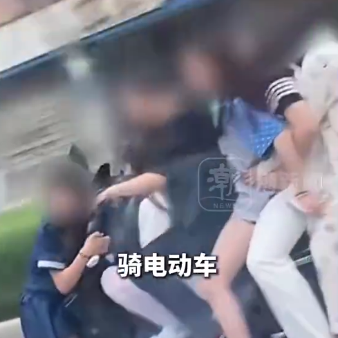 6人叠罗汉式骑电动车1人趴车头外 警方回应