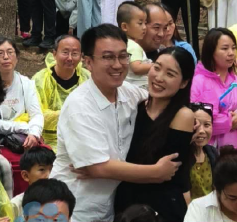 丈夫现场告白新婚妻子戳中众人 网友：这是什么神仙爱情