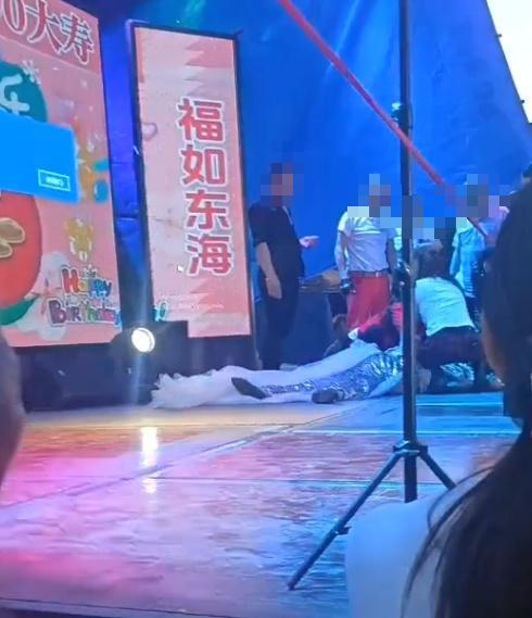 重庆90岁老人寿宴上女歌手摔倒去世