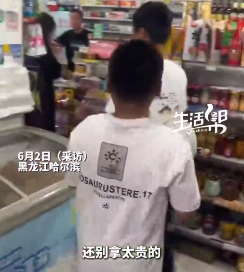 忘關(guān)窗4名小孩哥頂大太陽守候 車主請客小朋友說別拿貴的