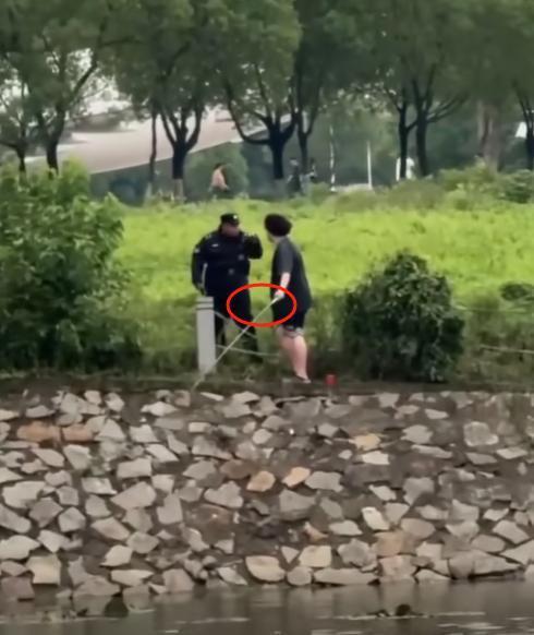 大学生校内钓鱼被制止后自己滚水里 无赖行径引围观