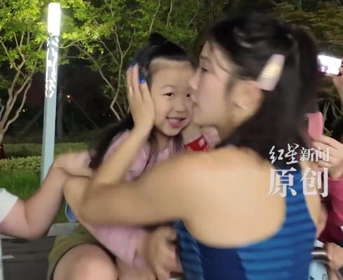 吴艳妮直言剑指亚洲最好成绩 夺冠后元气满满亲吻现场小粉丝