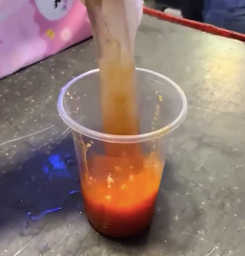 泰国街头的活鱿鱼小吃 网友：一种很残忍的进食方式