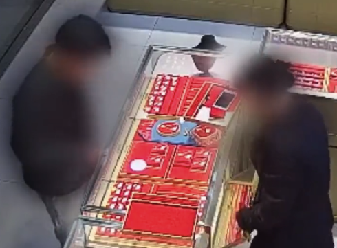 男子缺钱去金店佩戴首饰后溜走，当晚害怕打110自首