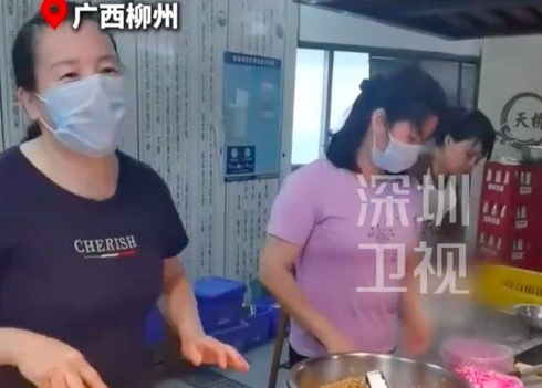 广西柳州地震过后，粉店老板将自家螺蛳粉免费分给受灾群众