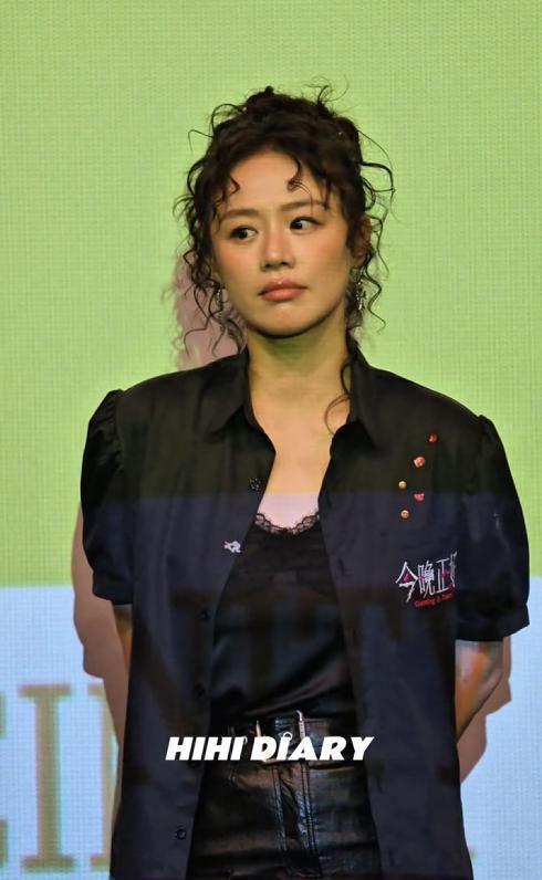 马思纯抹胸黑长裙造型 引发广泛讨论