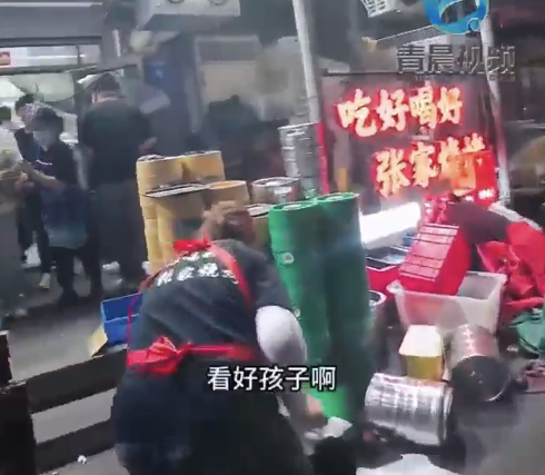 風(fēng)雨中店主與食客的雙向奔赴