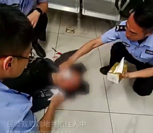 多亏遇见你！男子报警时突发昏迷民警跪地施救