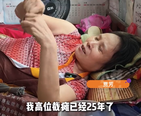 高位截瘫女子坚持做手工17年 丈夫：心疼妻子，怕她累着！