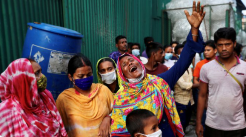 孟加拉国果汁厂大火致52死 烈焰滚滚 有人跳楼求生
