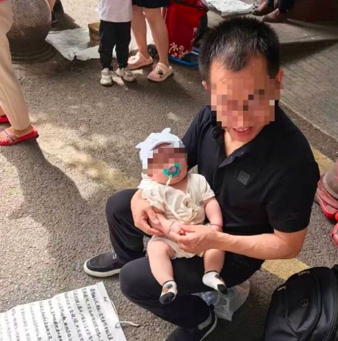 男子抱含奶嘴嬰兒乞討自稱尋妻 多方回應(yīng)