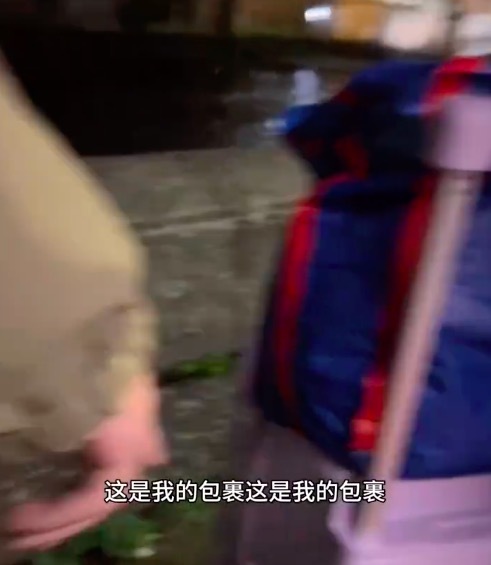 外国人拿走留学生行李拒不归还 